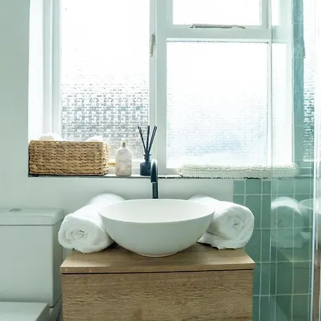 Elmwood - Business Stays, Relocation, Leisure - Central With Free Parking Apartman *
